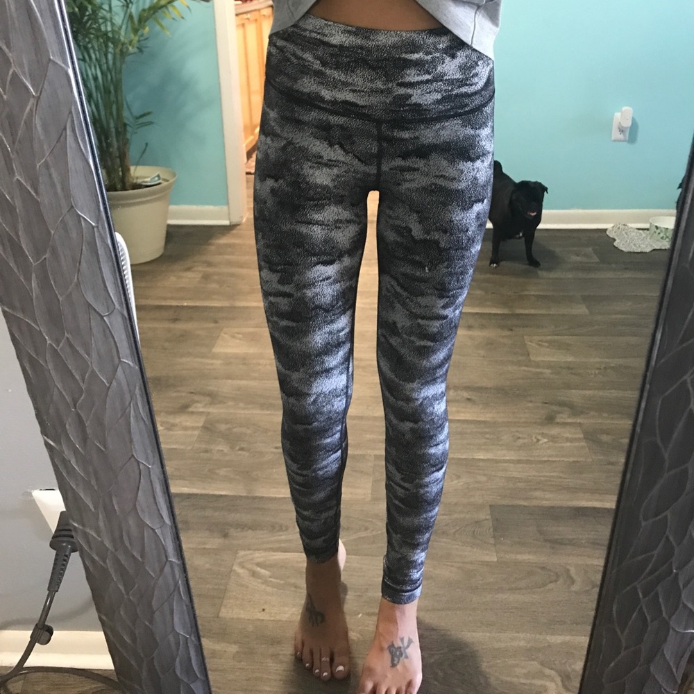 EUC lululemon black and white hire rise